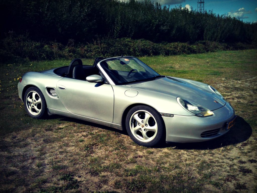 Porsche Boxster 2.5 (986), driekwart van voren tegen een donkere gevel
