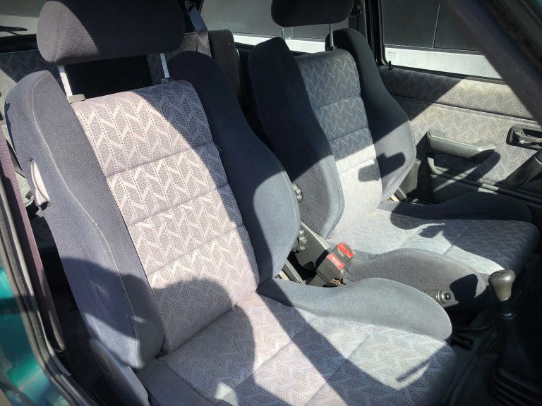 Voorstoelen met sportieve stoffen bekleding