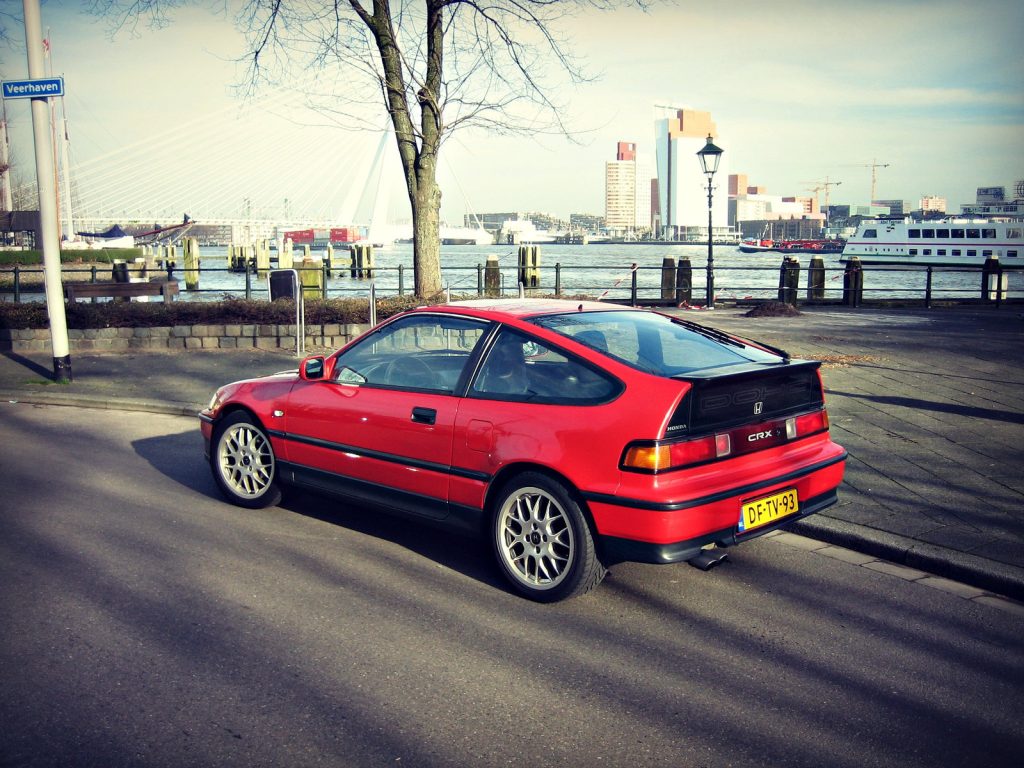 Honda CRX 1.6 16V DOHC (ED9), driekwart van voren tegen een donkere gevel