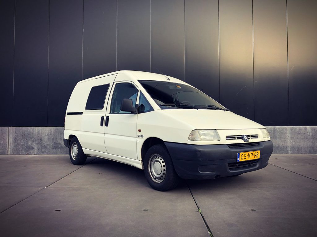 Citroën Jumpy 1.9 TD Comfort, driekwart van voren tegen een donkere gevel
