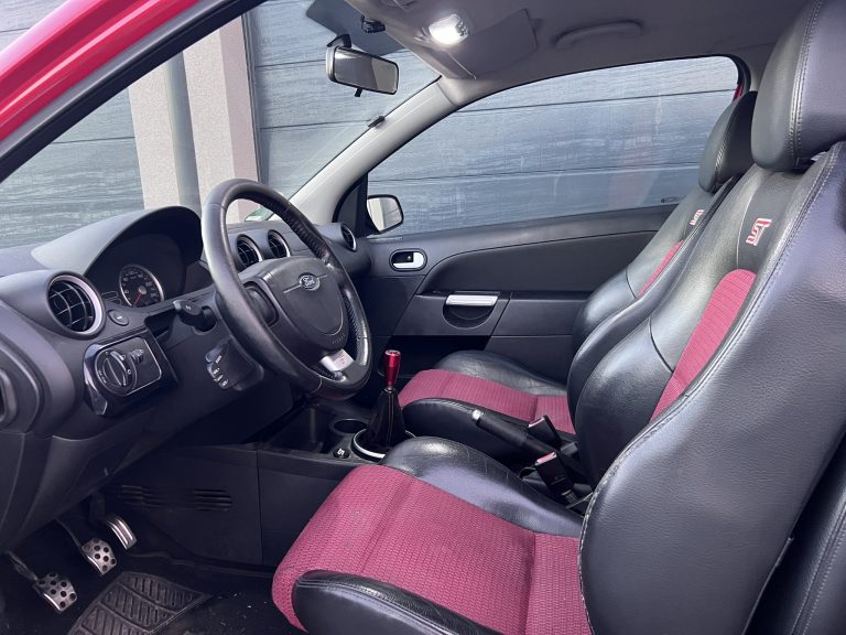 Interieur van de Ford Fiesta ST met sportstoelen