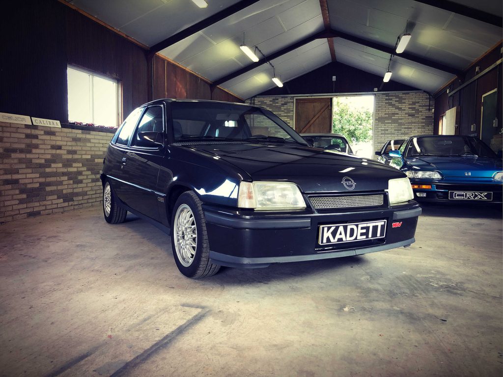 Opel Kadett 2.0 GSI 16V (20XE), driekwart van voren tegen een donkere gevel