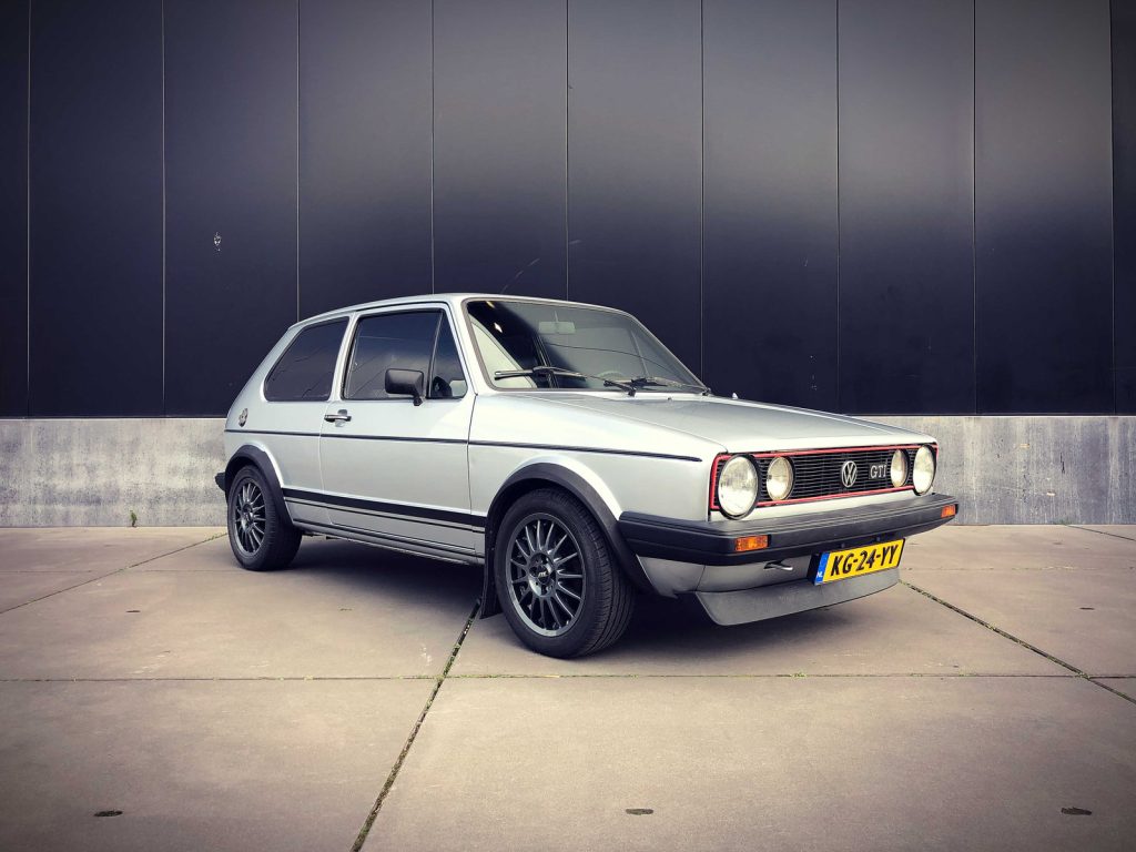 Volkswagen Golf GTI 1.8, driekwart van voren tegen een donkere gevel