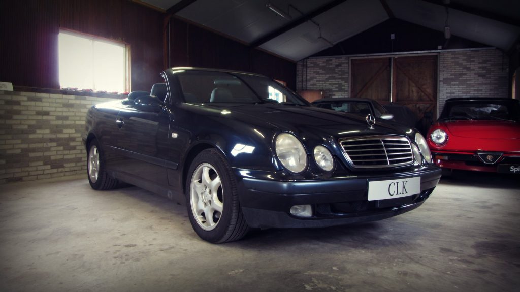 Mercedes-Benz CLK 320 (A208), driekwart van voren tegen een donkere gevel