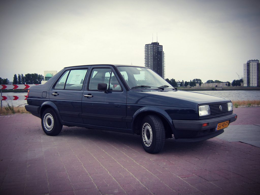 Volkswagen Jetta 1.3 CL, driekwart van voren tegen een donkere gevel
