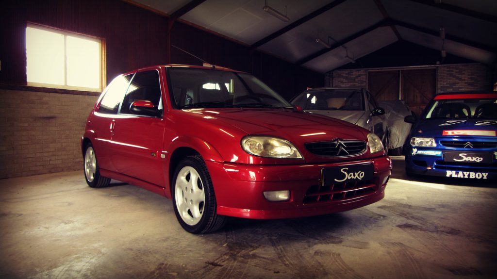Citroën Saxo VTS 1.6 16V, driekwart van voren tegen een donkere gevel