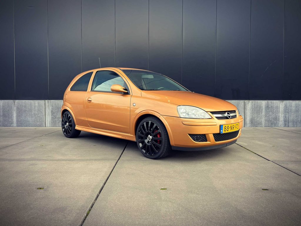 Opel Corsa 1.8 16V GSi, driekwart van voren tegen een donkere gevel