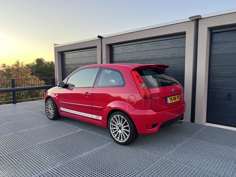 Ford Fiesta ST 2.0 16V, driekwart van achteren